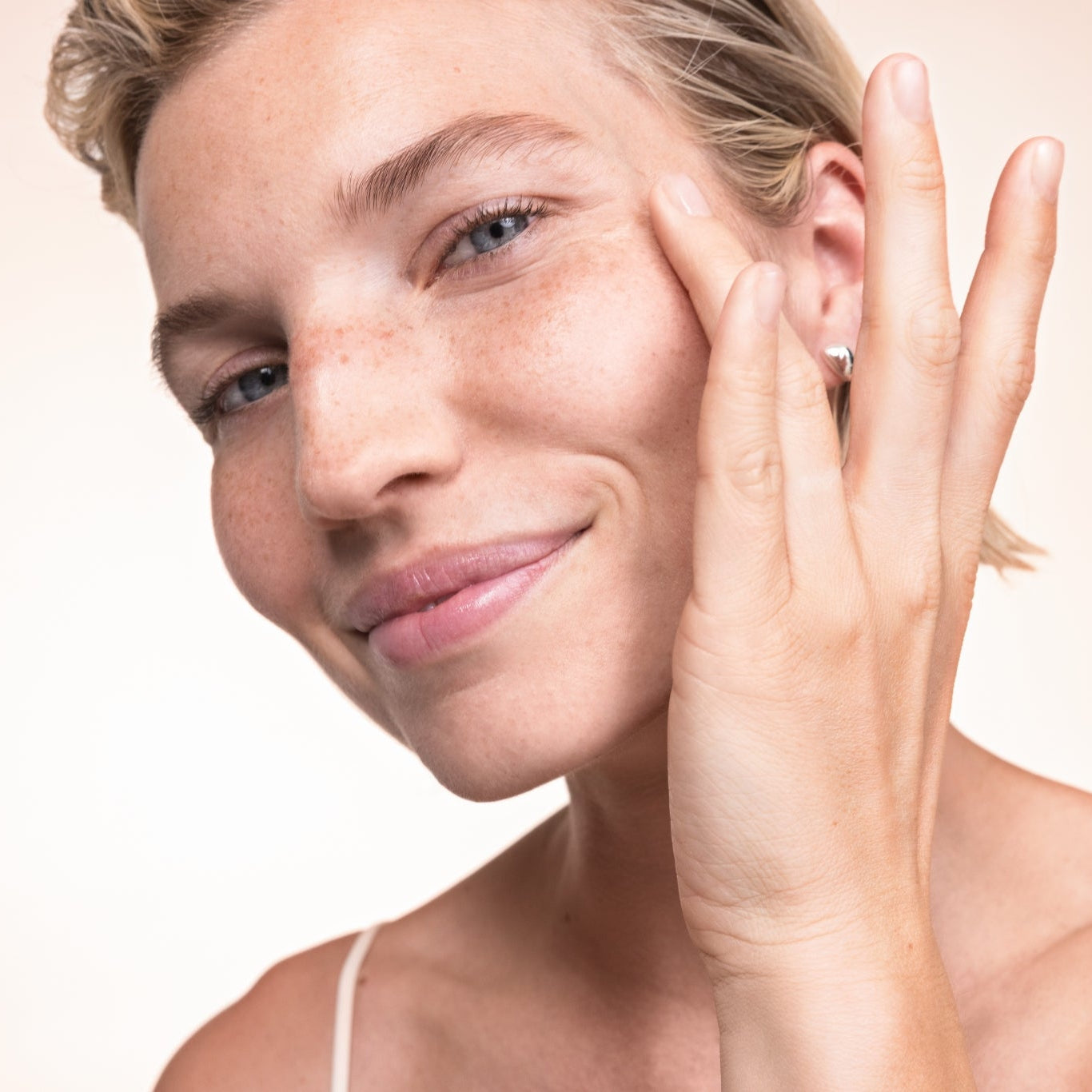 Femme appliquant de la crème sur le visage