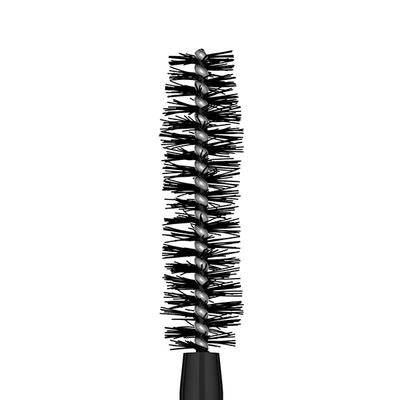 Gros plan d'une brosse à mascara noire sur fond blanc