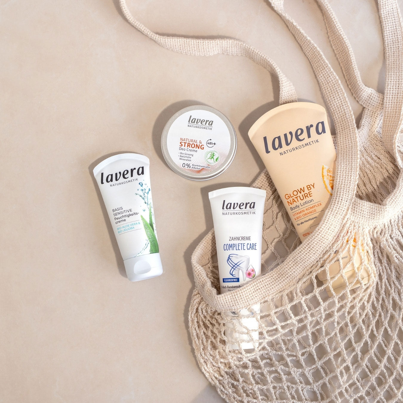 Zahncreme, Deo-Creme, Glow Body Lotion und Basis Sensitive Creme im Stoffbeutel