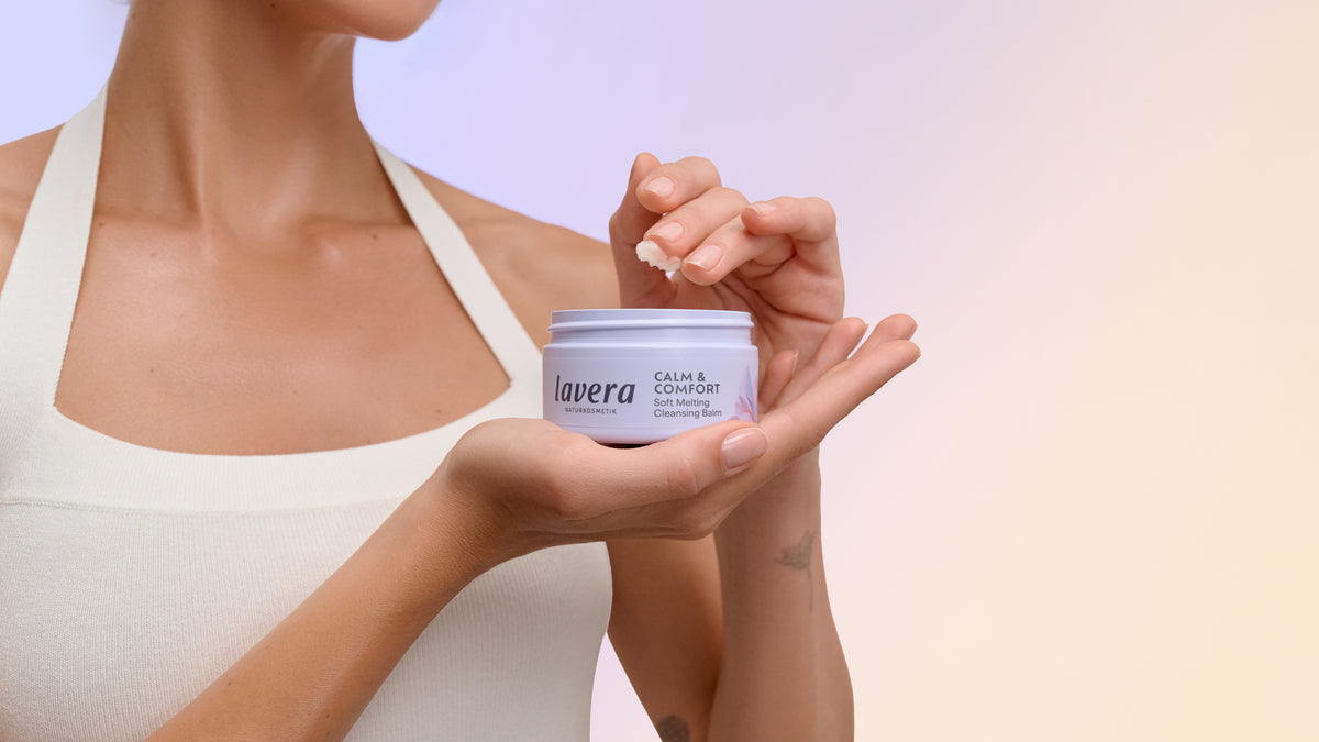 Calm & Comfort Soft Melting Cleansing Balm in der Anwendung