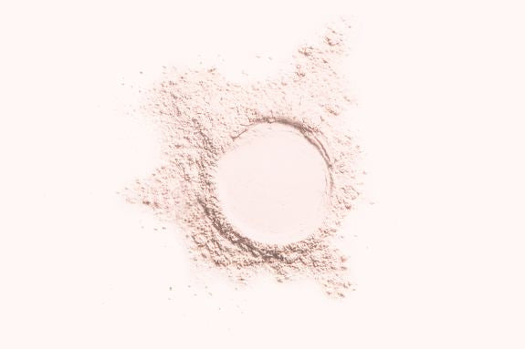 Poudre claire comme base ombre à paupières appliquée en cercle