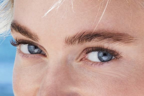 Blaue Augen mit dezentem Lidschatten, Nahaufnahme Gesicht