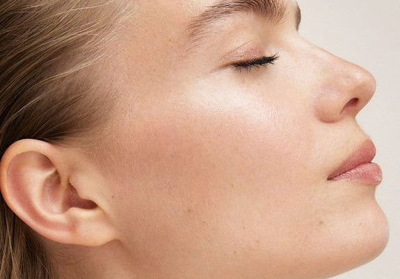 Profil latéral d'une femme avec peau éclatante et soignée