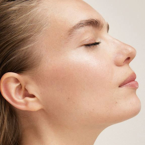 Profil latéral d'une femme avec peau éclatante et soignée