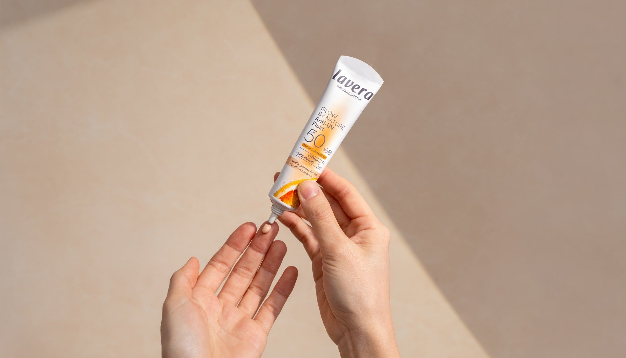 Glow by Nature Anti UV Fluid in der Anwendung
