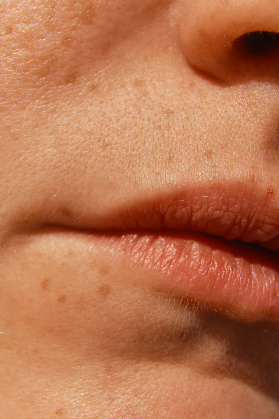 Gros plan de lèvres naturelles et peau avec pores visibles