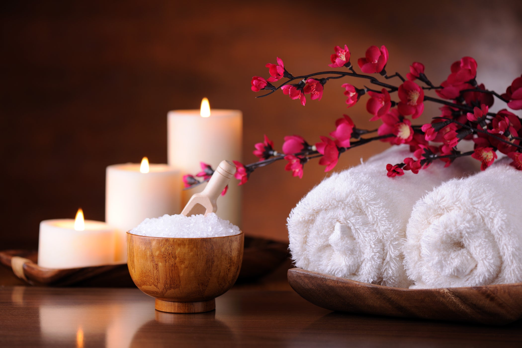 Bougies sur plateau en tissu