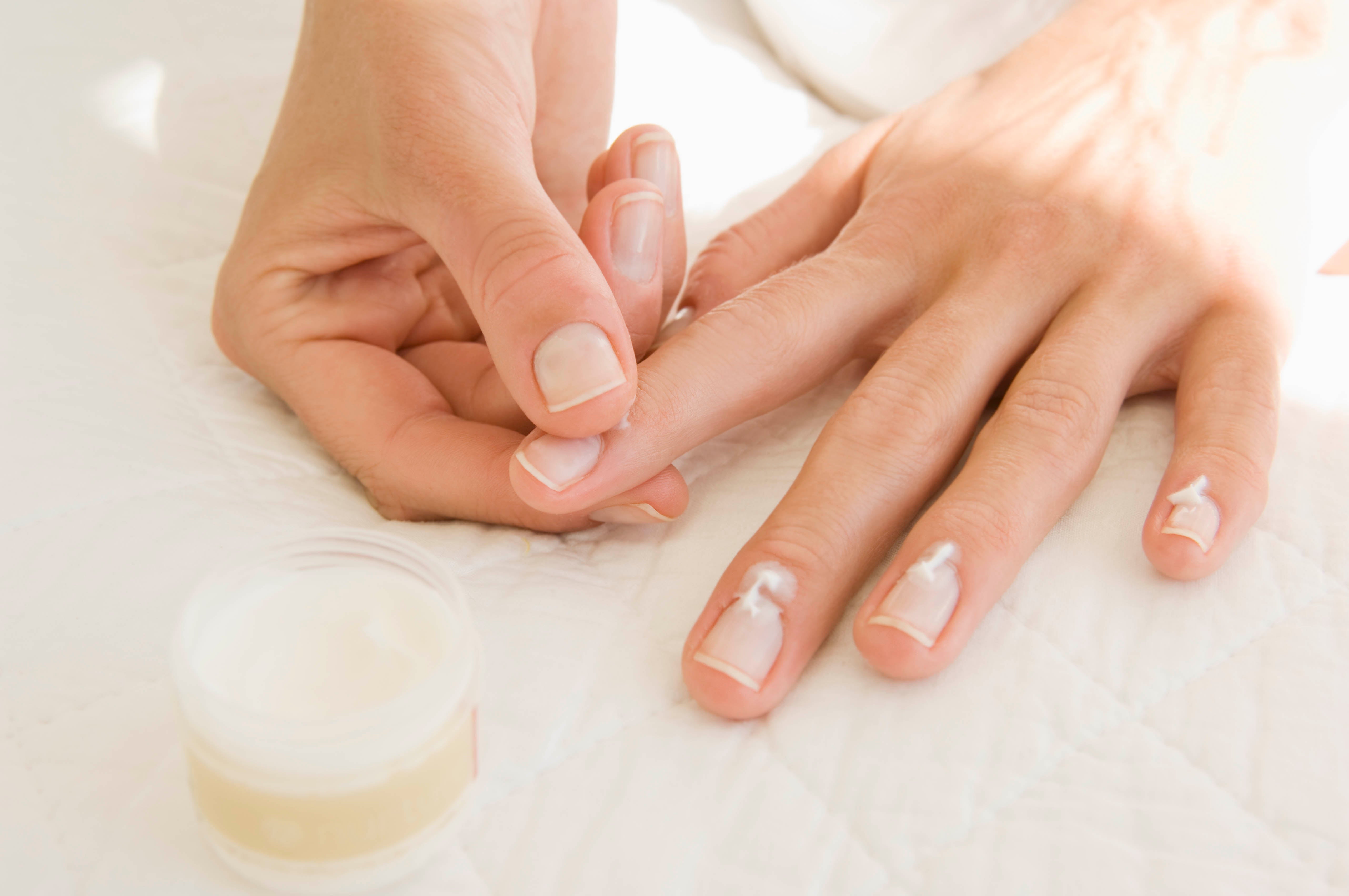 2 mains, ongle est crémé