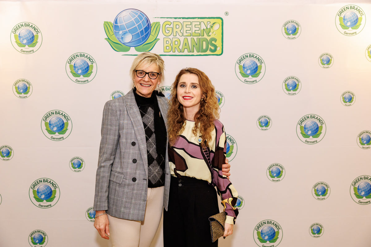 Sabine Kästner et Julia Michel devant le logo Green Brands