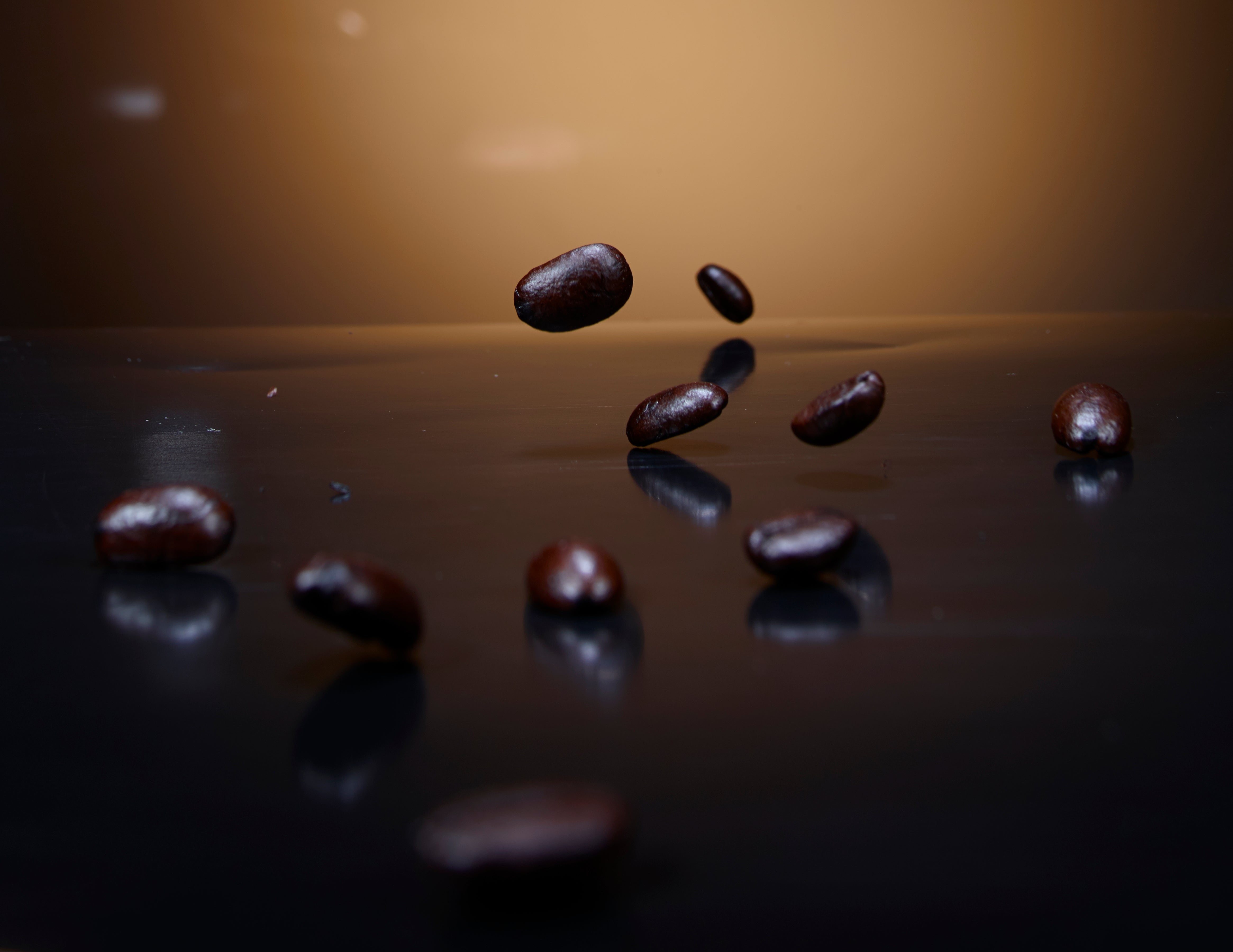 Grains de café tombant sur un fond sombre