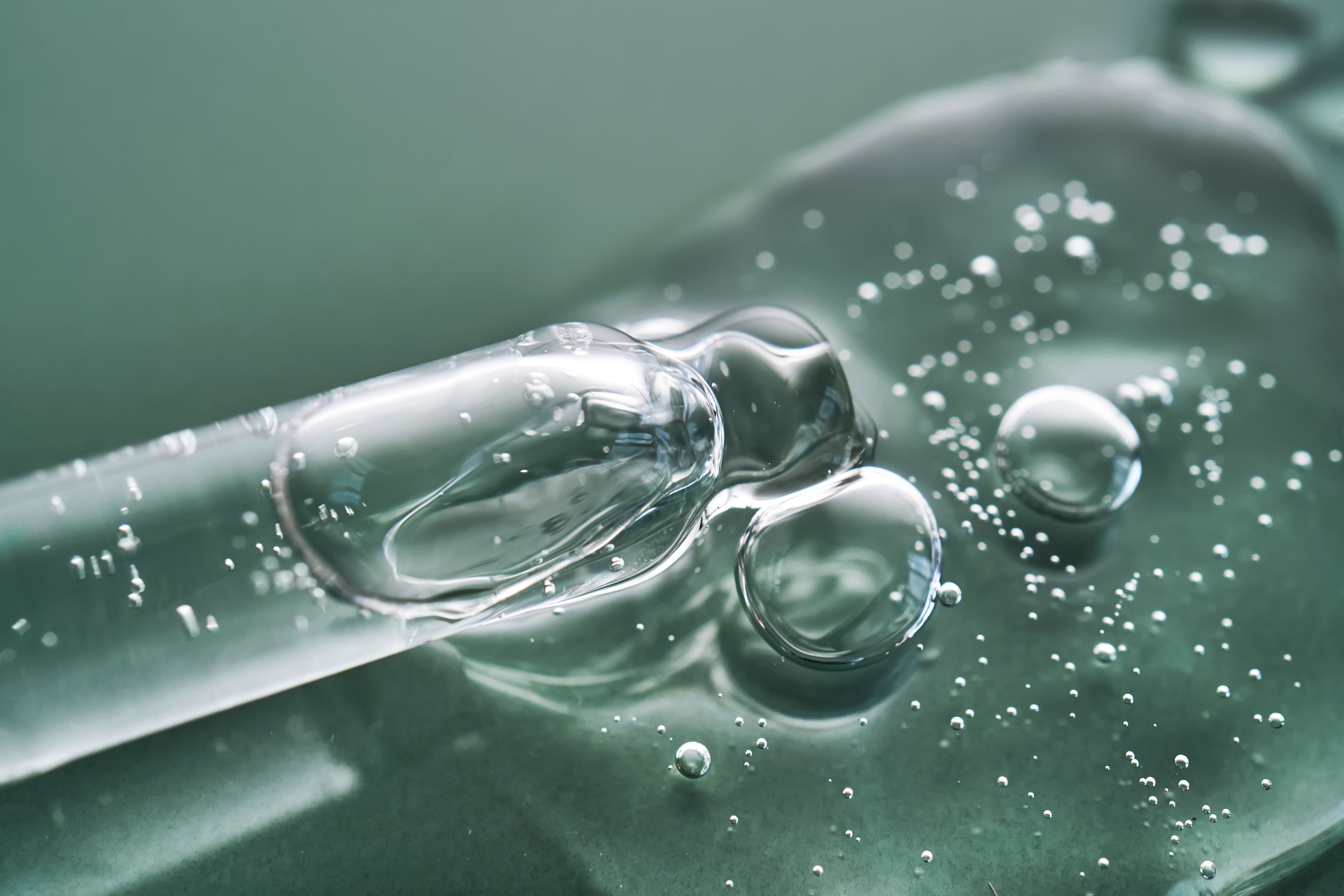 Pipette avec sérum transparent sur fond vert