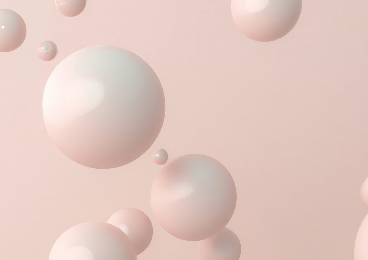 perles blanches sur fond rose clair