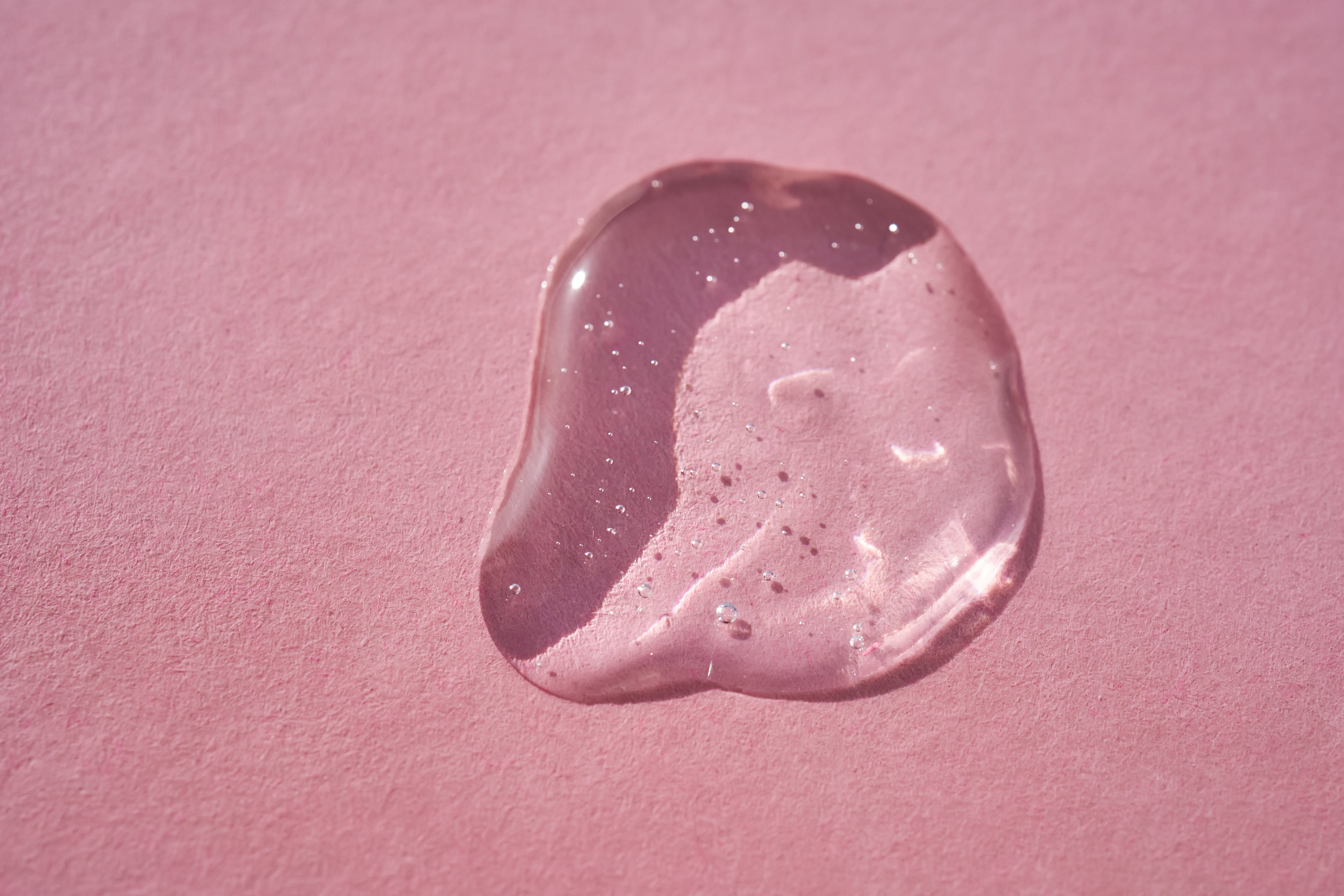 sérum transparent sur fond rose