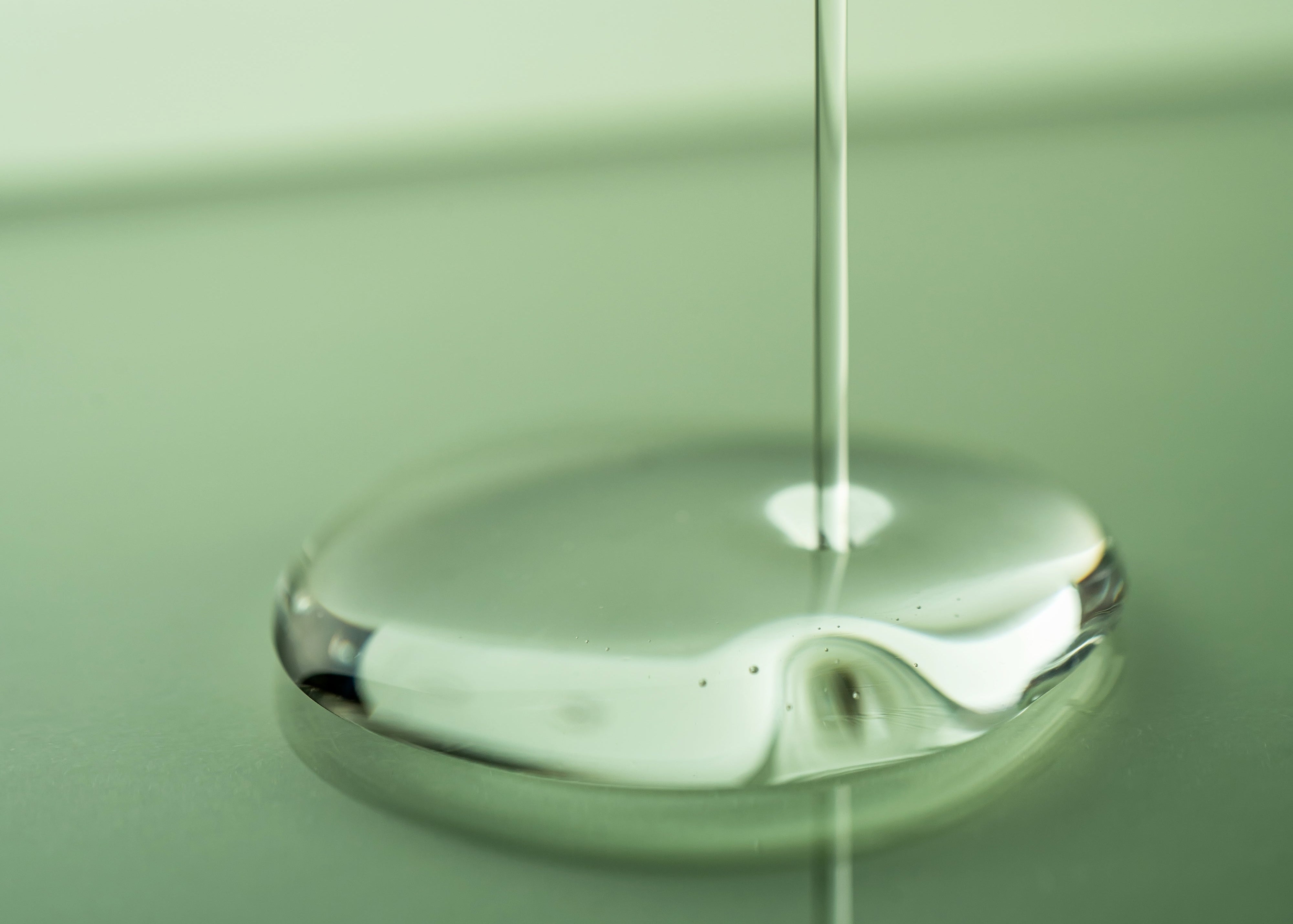 Liquide sérum sur fond vert