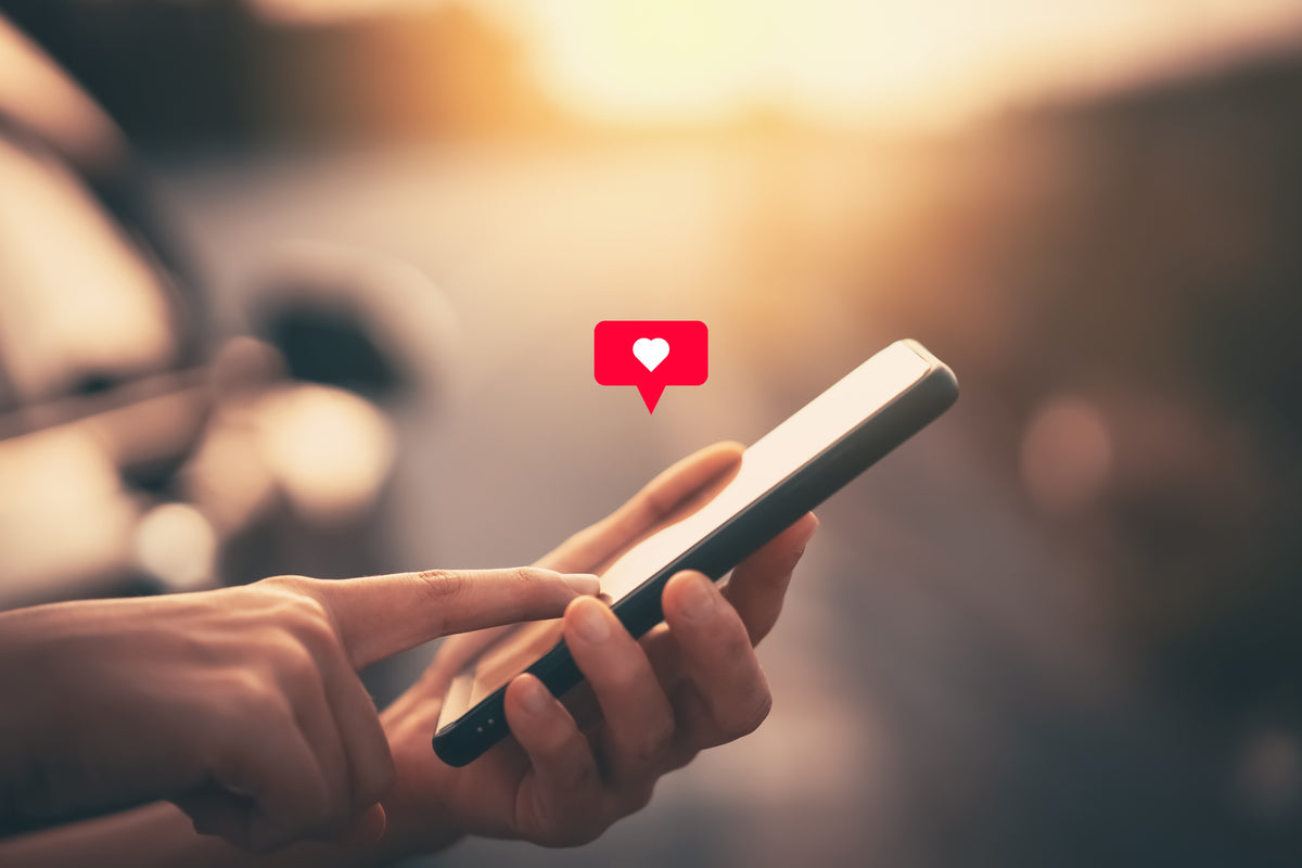 Gros plan d'un doigt tapant sur un téléphone portable