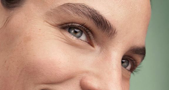 Nahaufnahme eines Gesichts mit Fokus auf natürlich betonte Augen