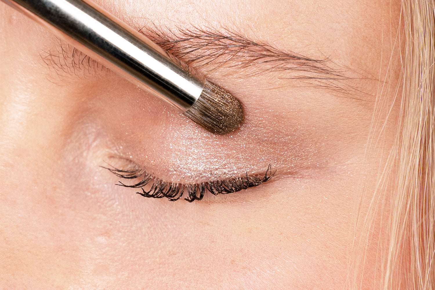 Augenlid mit Glitzer-Lidschatten