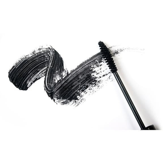 Brosse à mascara avec trait de couleur noire sur fond blanc