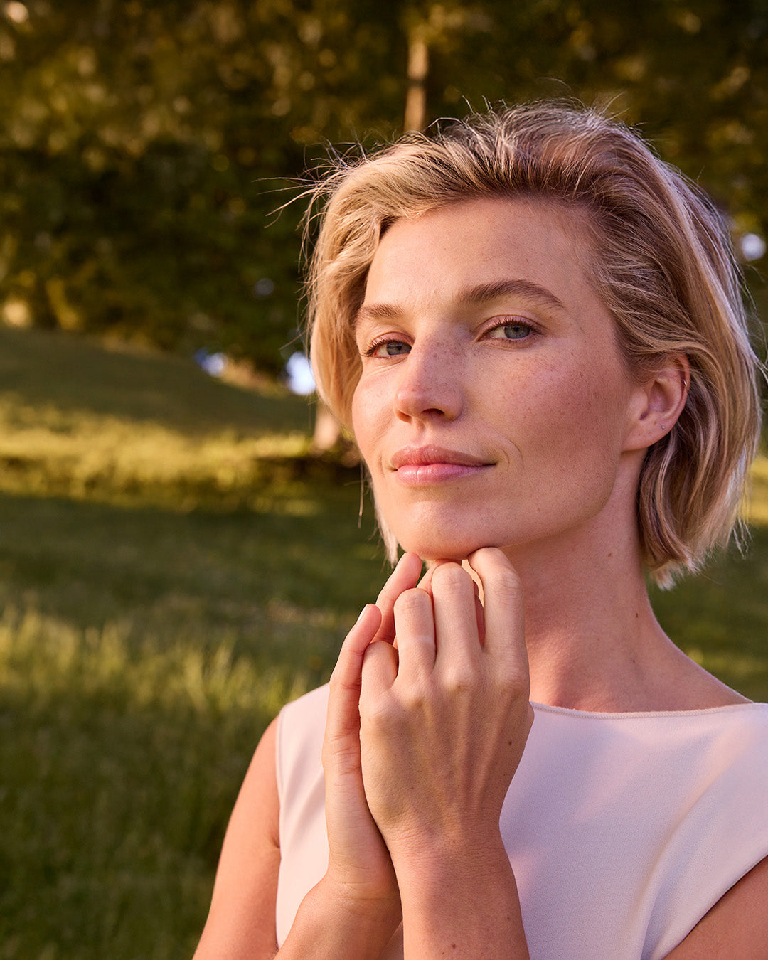 Gros plan du visage d'une femme à l'extérieur