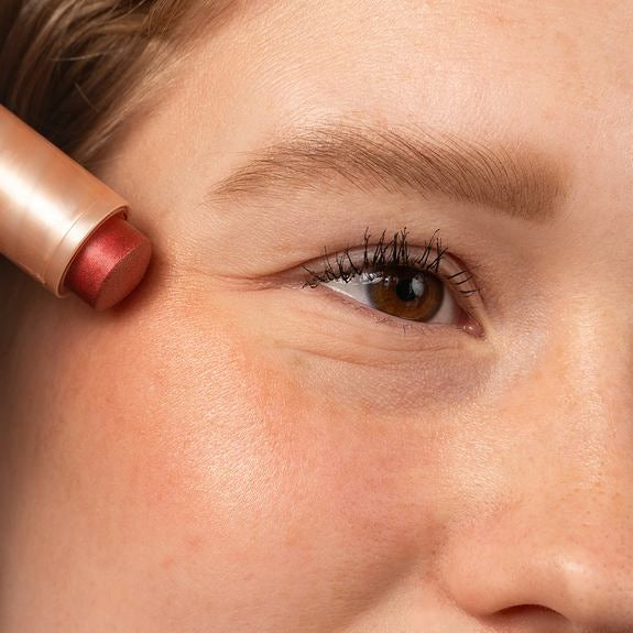 Gros plan lors de l'application d'un stick Multi Balm sur la joue