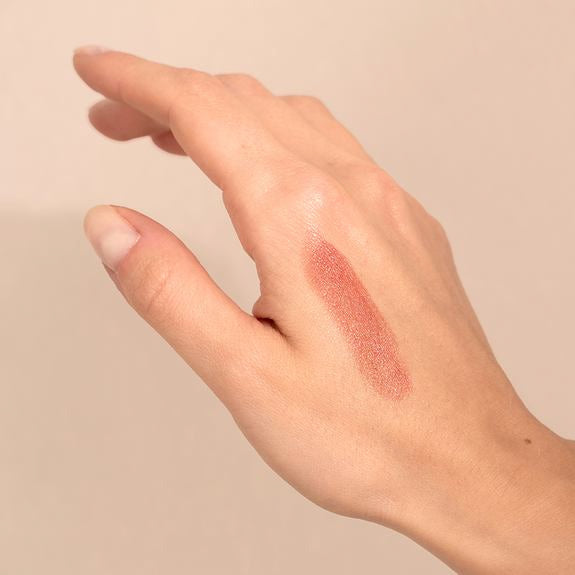Nuancier d'un Multi Balm Stick rose-doré sur le dos de la main