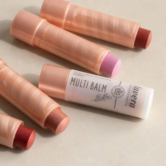 Plusieurs sticks Multi Balm lavera en différentes teintes