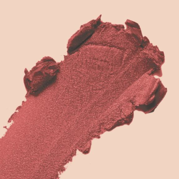 Texture crémeuse d'un stick baume multi-usage en rose-brun