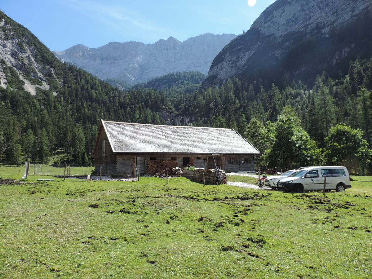 Chalet en bois dans les montagnes au soleil