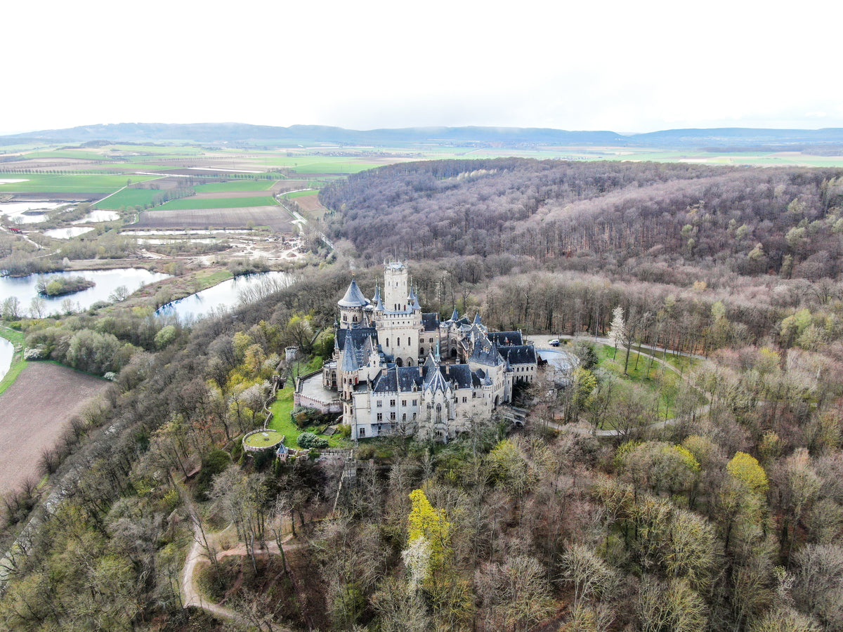 Château Marienburg vu d'en haut avec nature autour