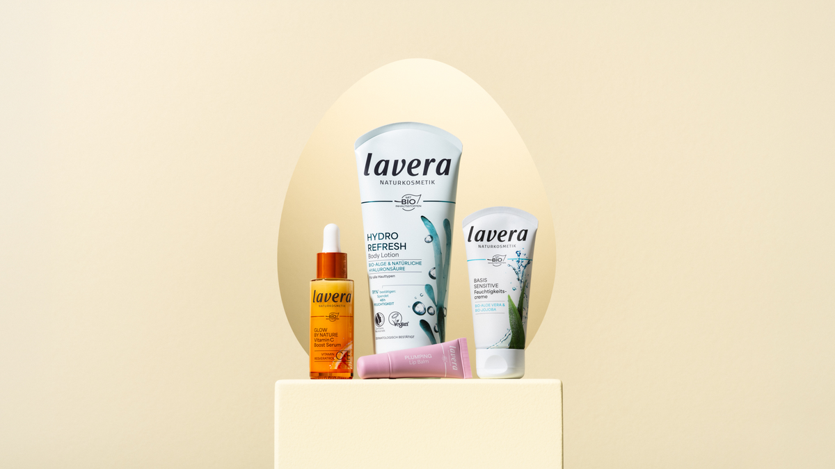 lavera produits sur socle devant un œuf de Pâques