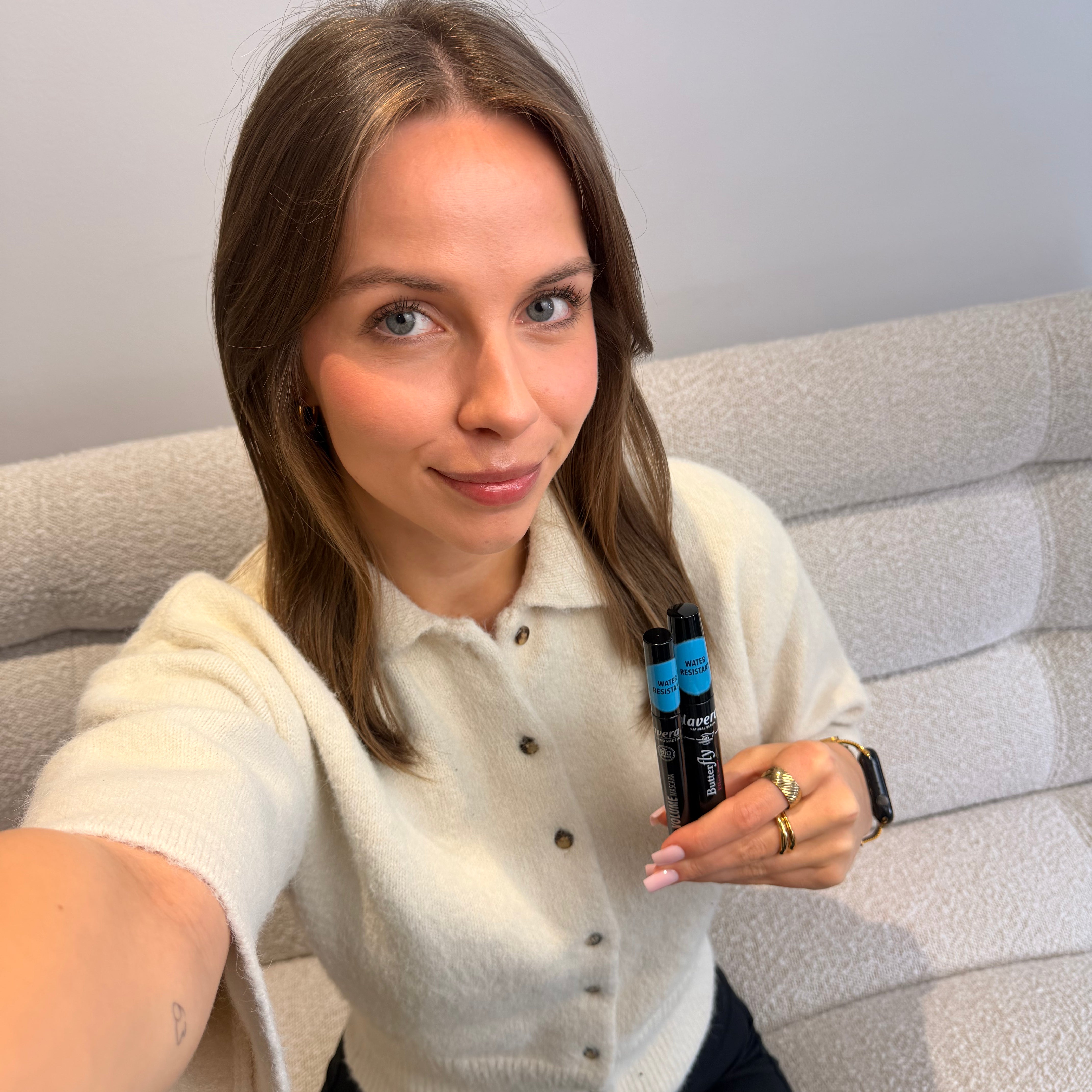 Unsere Mitarbeiterin Kristin mit den neuen water-resistant Mascaras von lavera