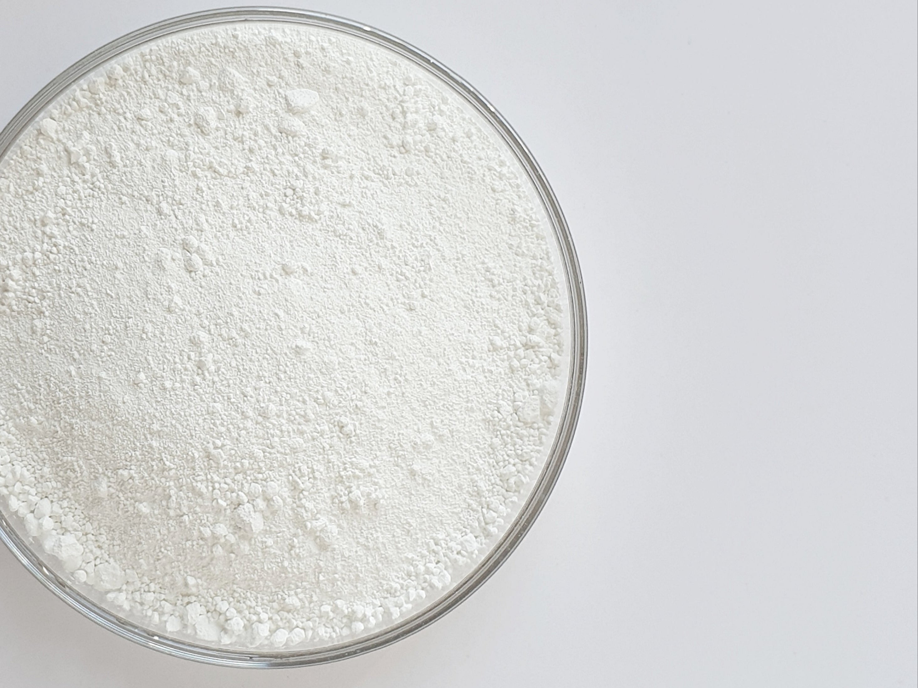 Poudre de lactate de zinc dans un bol en verre vue de dessus