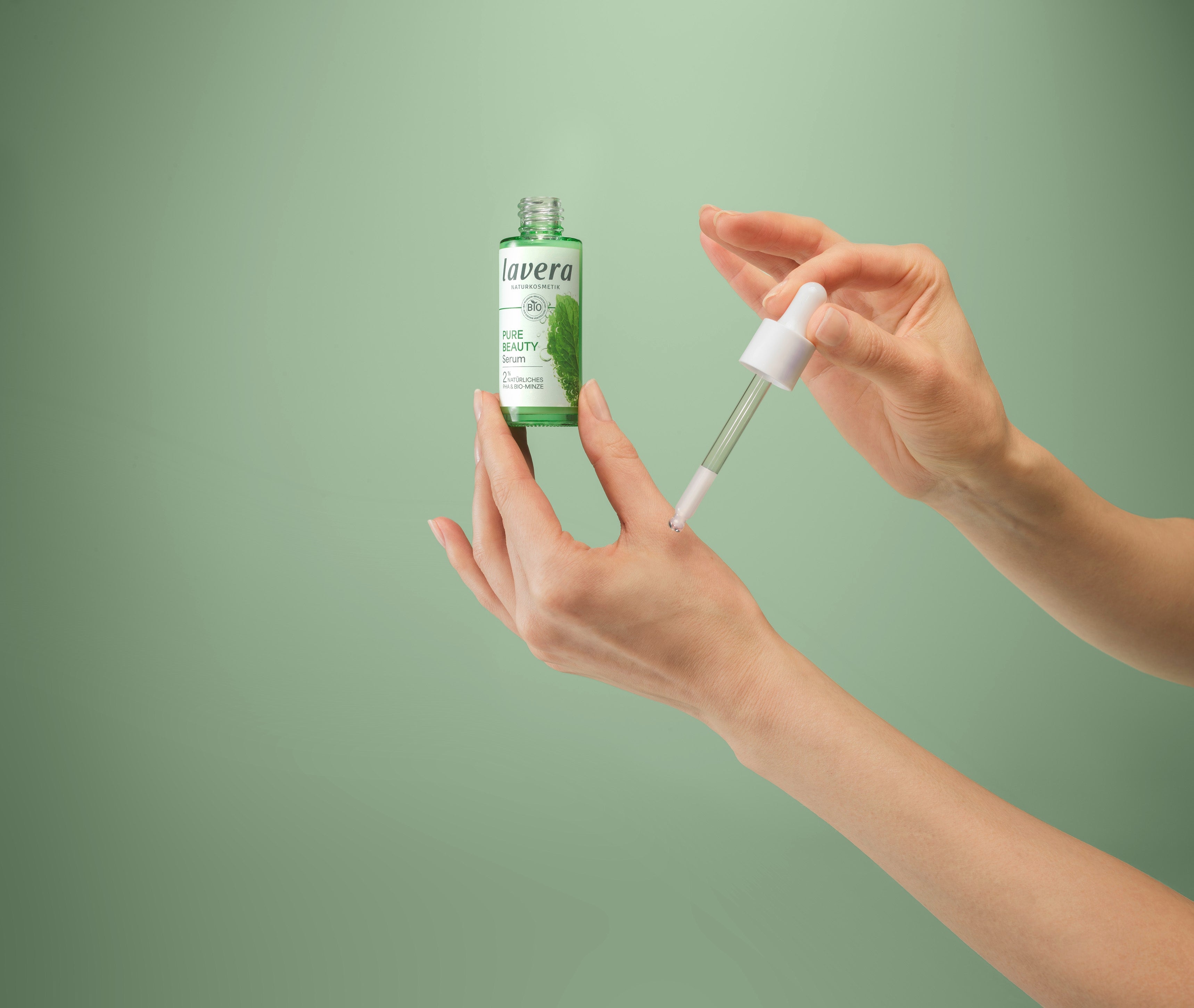 Pure Beauty Serum en application