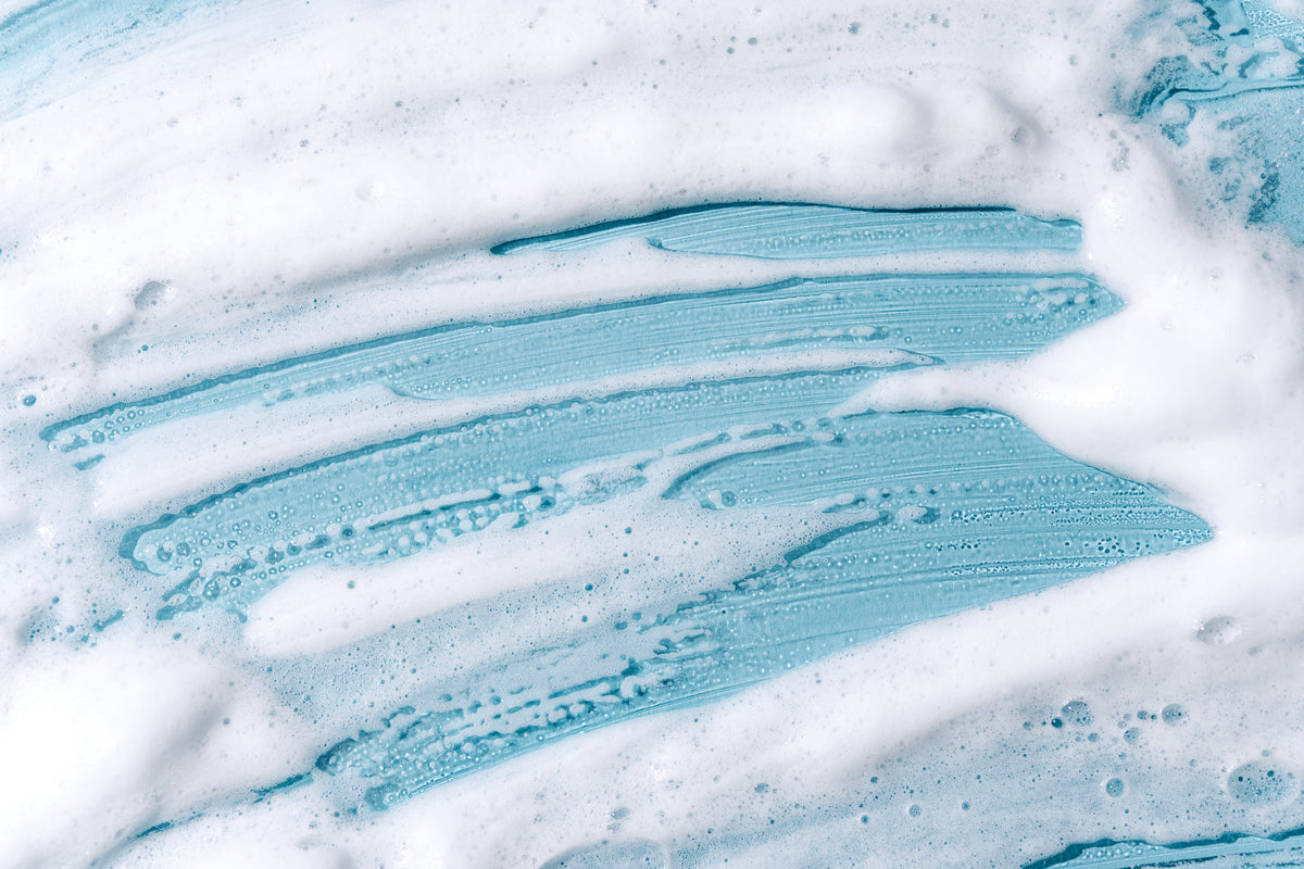 Texture mousseuse sur fond bleu