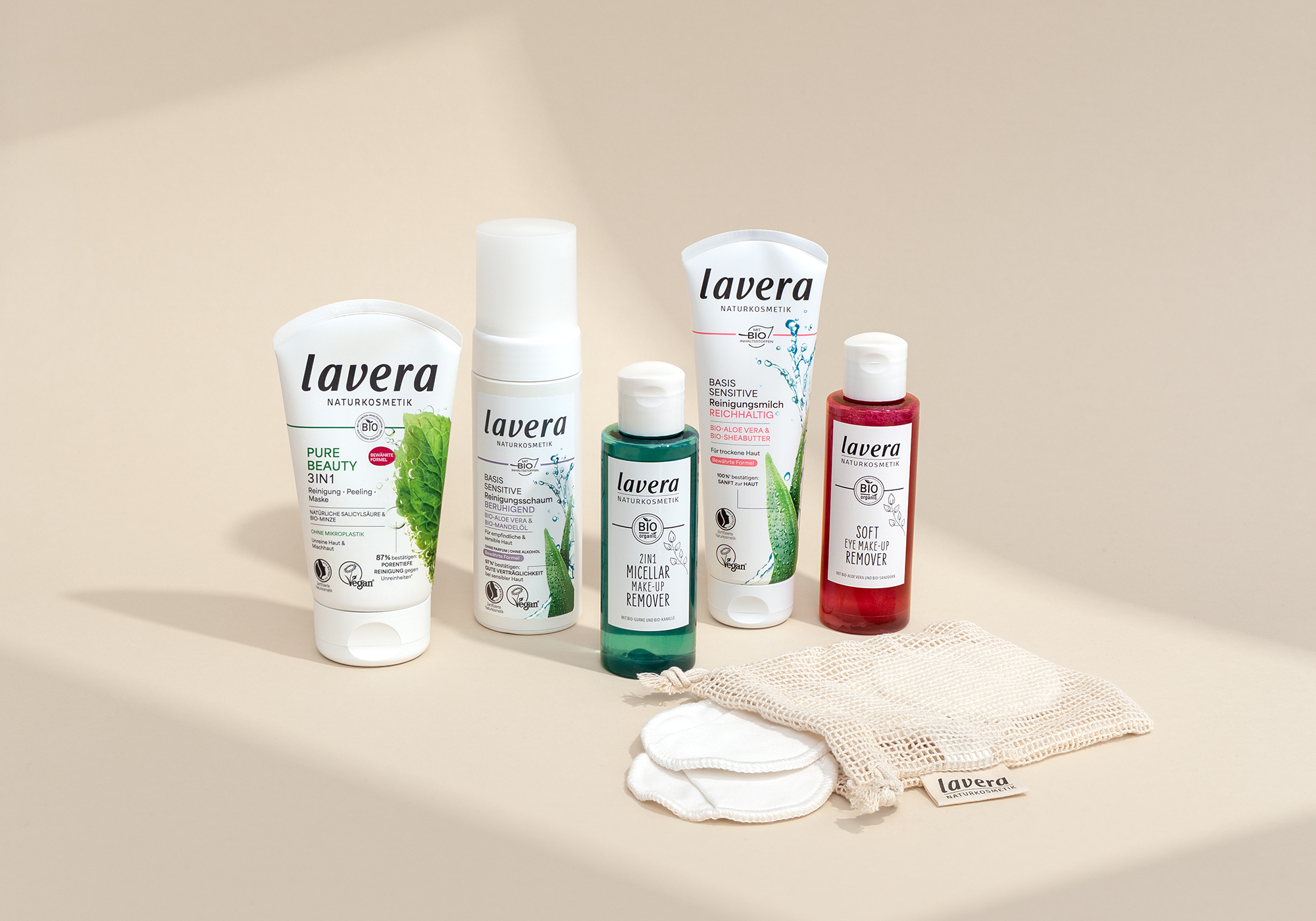 lavera produits nettoyants et disques nettoyants côte à côte
