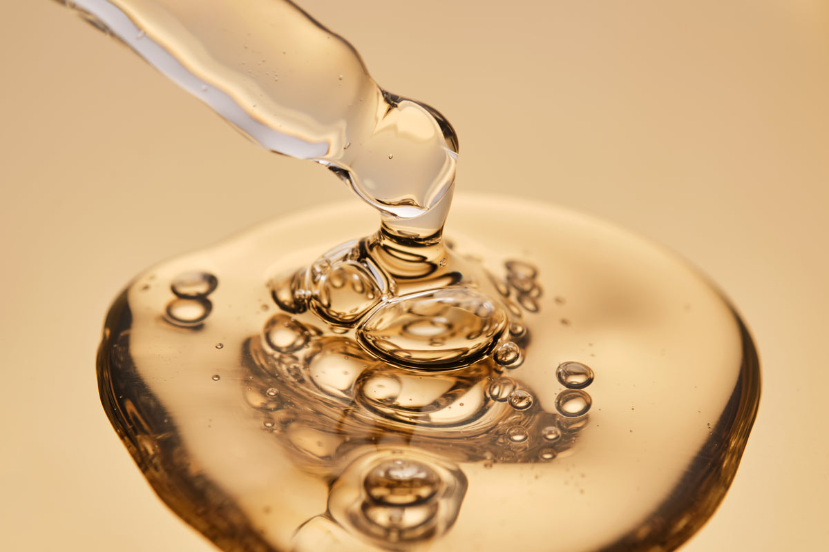sérum doré qui coule d'une pipette