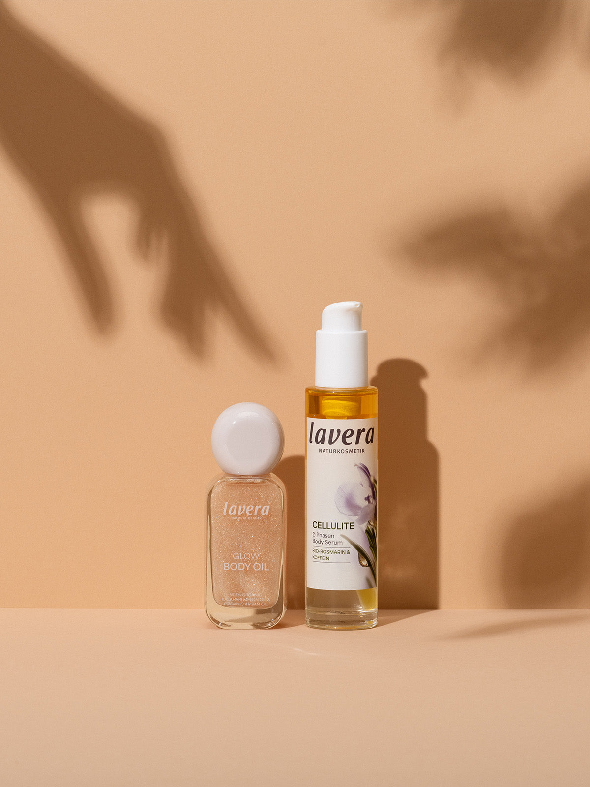 Glow Body Oil et sérum corps biphasé anti-cellulite sur fond clair