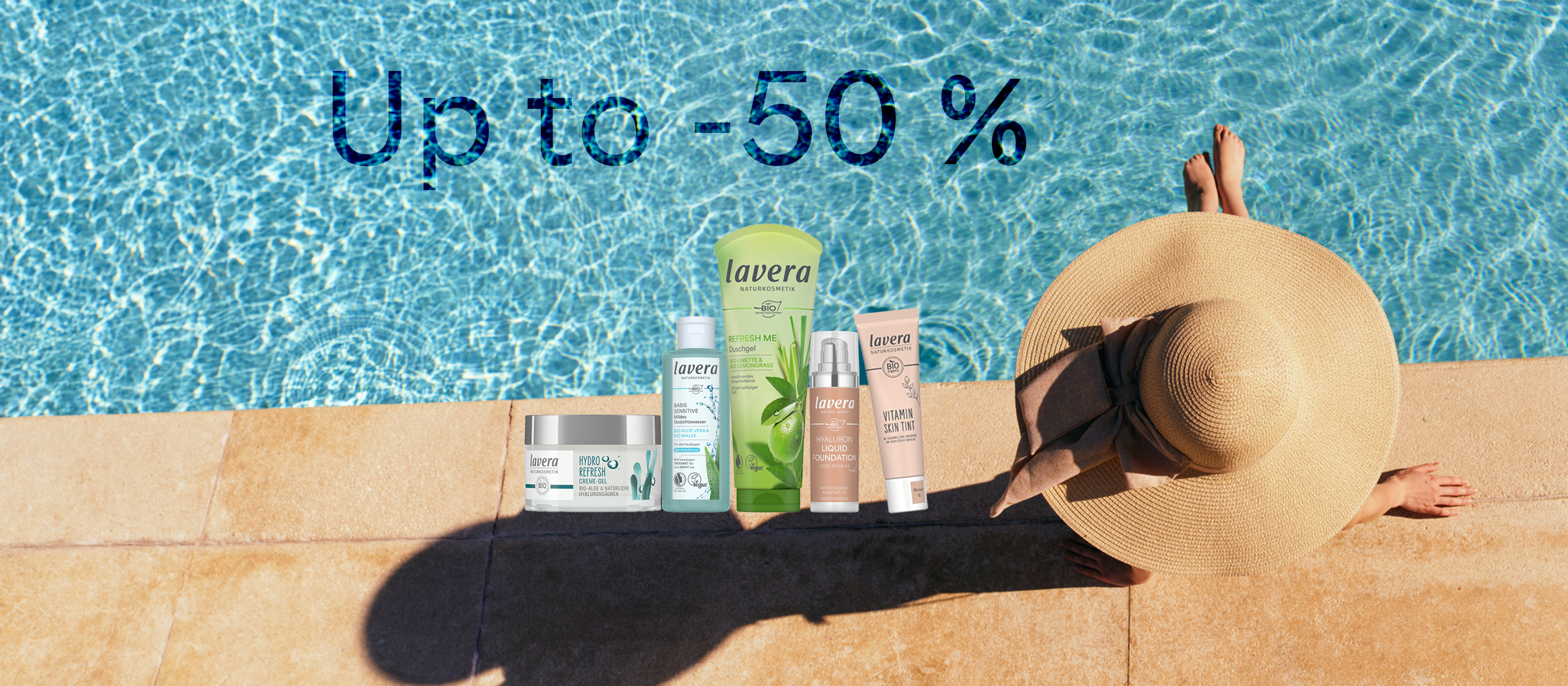 Frau mit Sonnenhut am Pool, mit verschiedenen lavera Produkten und Rabatt Banner im Bild