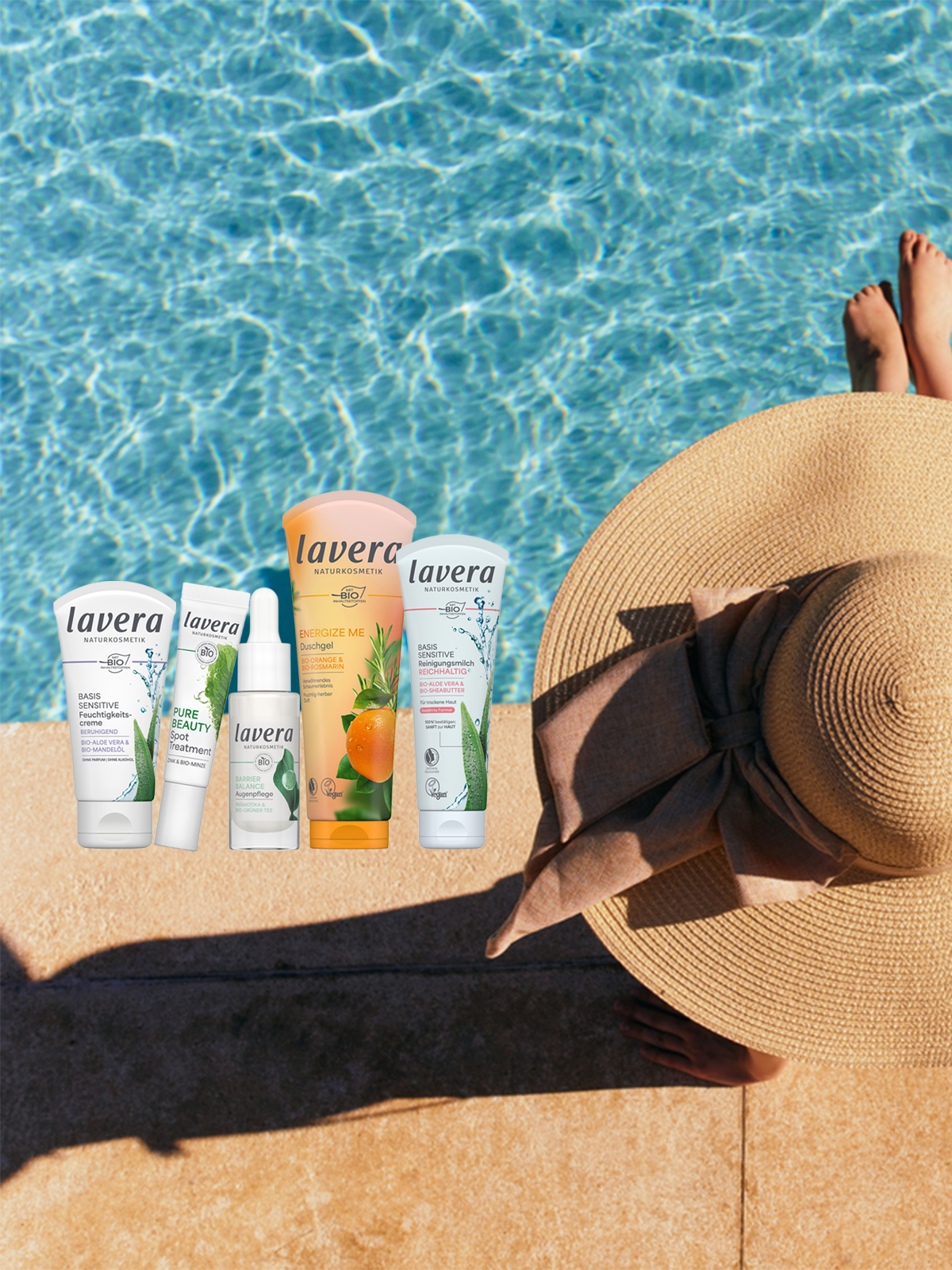 Femme portant un chapeau de soleil au bord de la piscine, avec différents produits lavera visibles sur l’image