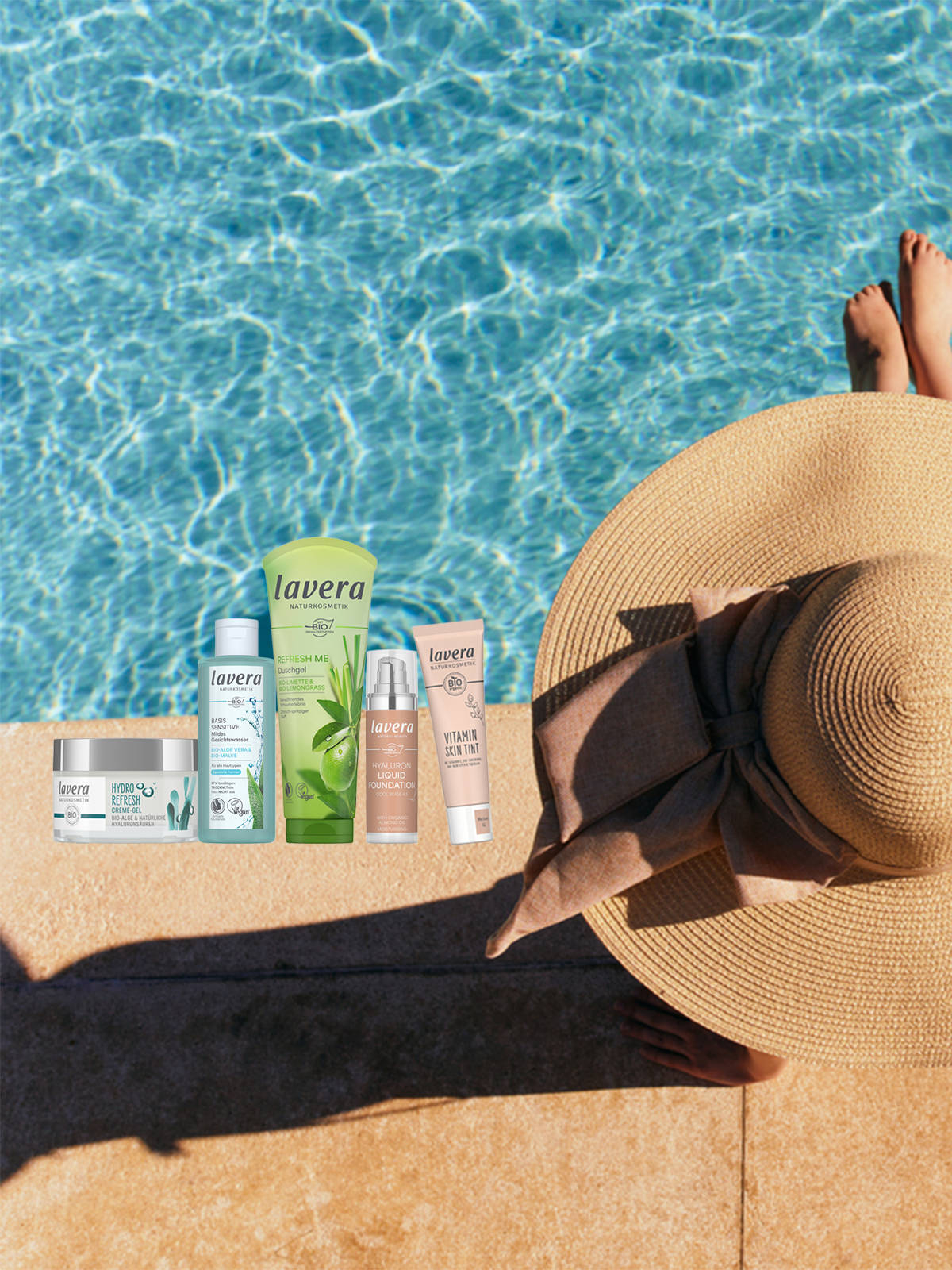 Femme portant un chapeau de soleil au bord de la piscine, avec différents produits lavera visibles sur l’image