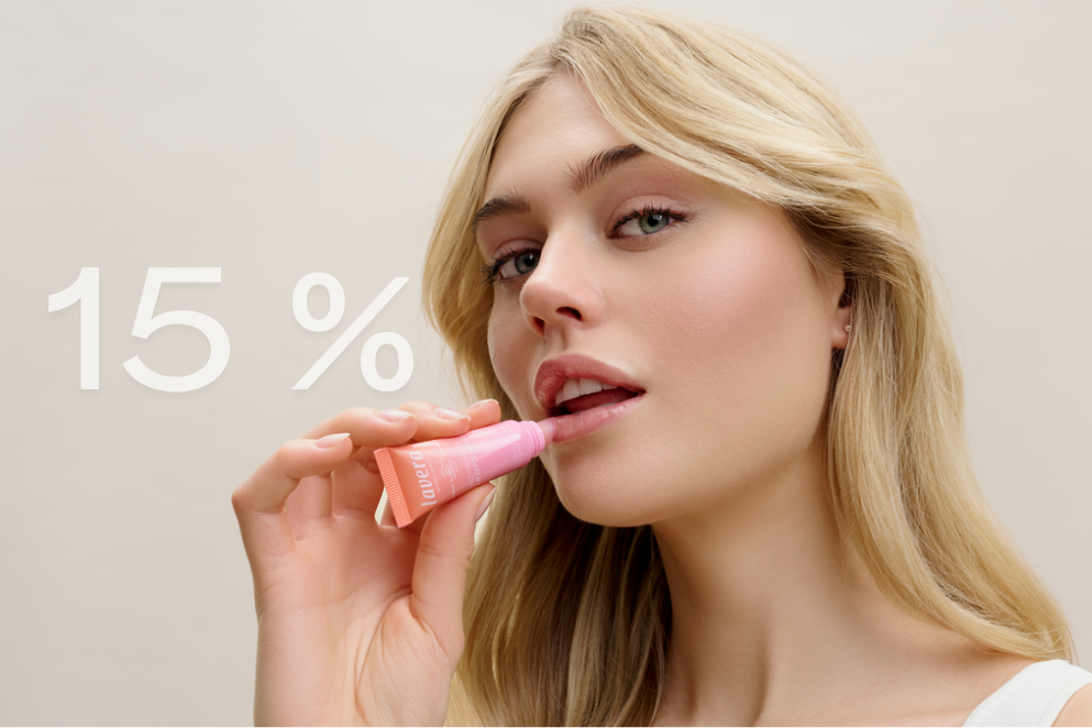 Frau mit Lippenprodukt