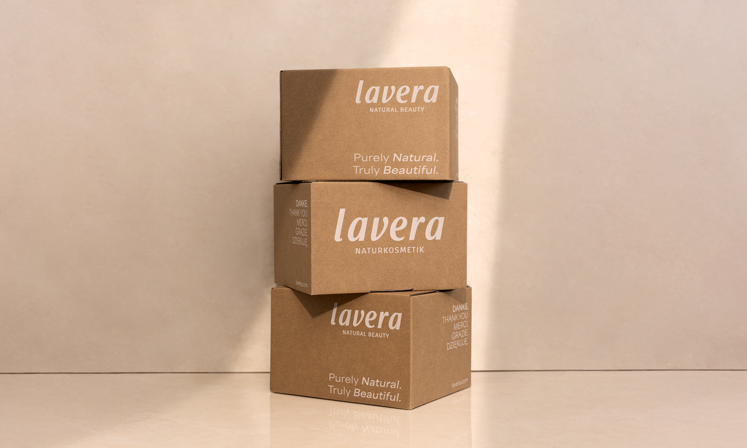 Trois cartons d'expédition lavera empilés