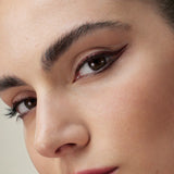 lavera Liquid Elements Eyeliner -Fire Red 01- lors de l'application