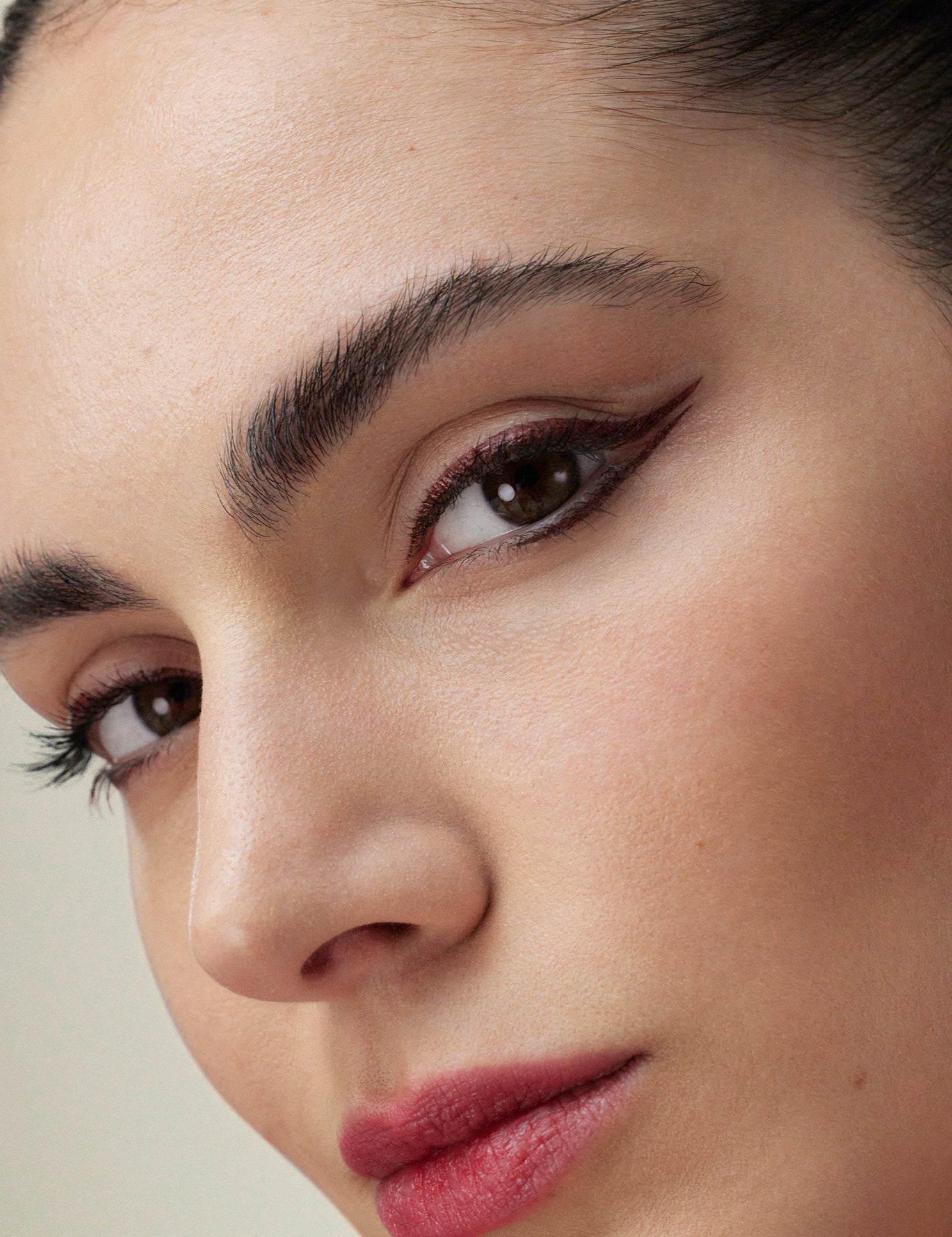 lavera Liquid Elements Eyeliner -Fire Red 01- (DDM 01.01.2027) lors de l'application