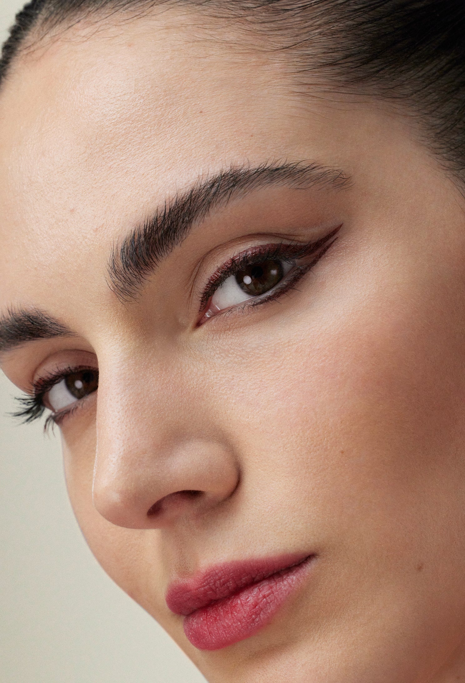lavera Liquid Elements Eyeliner -Fire Red 01- lors de l'application