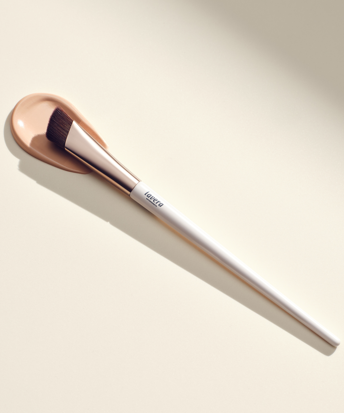 lavera Dream Blend Concealer Brush lors de l'application