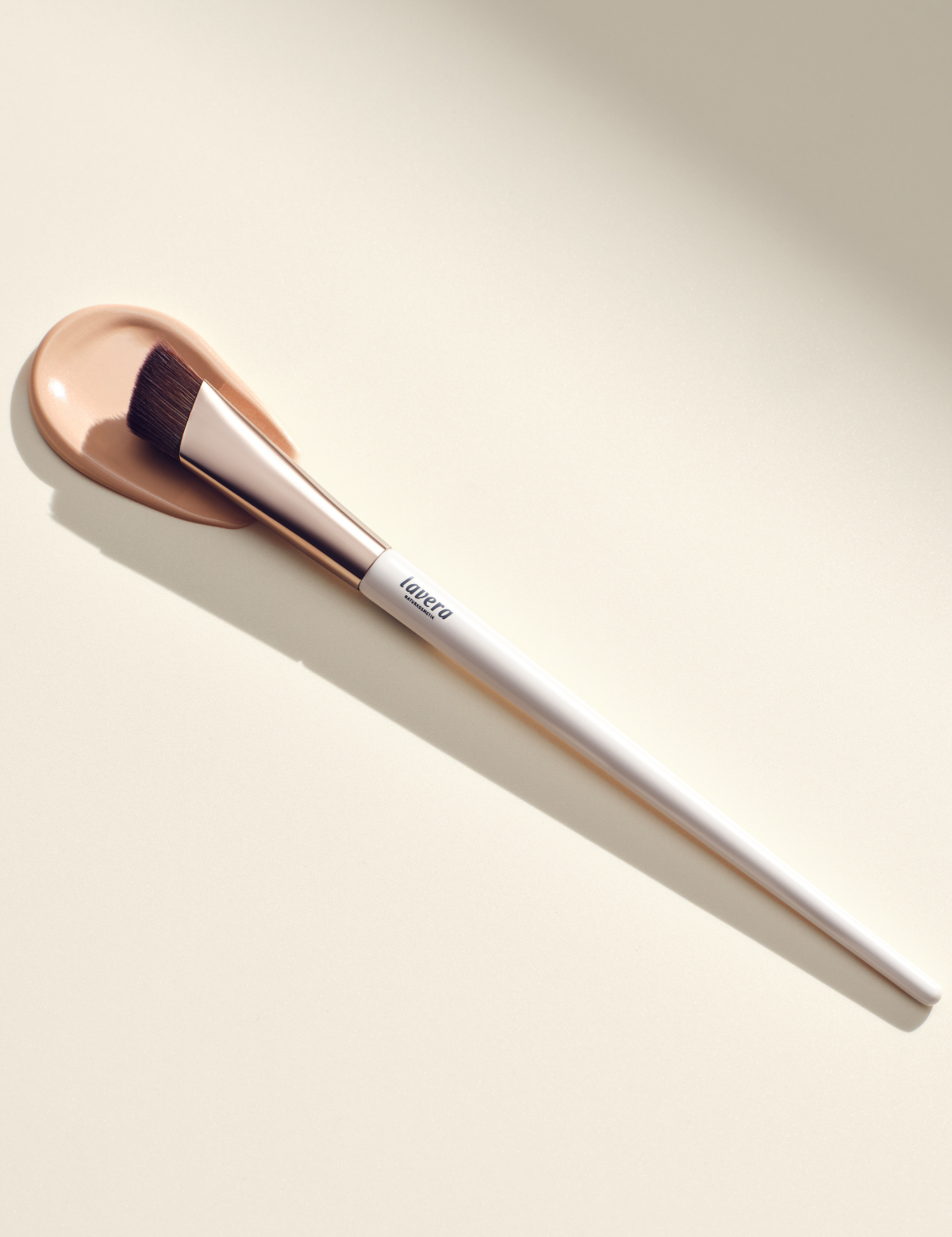 lavera Dream Blend Concealer Brush lors de l'application