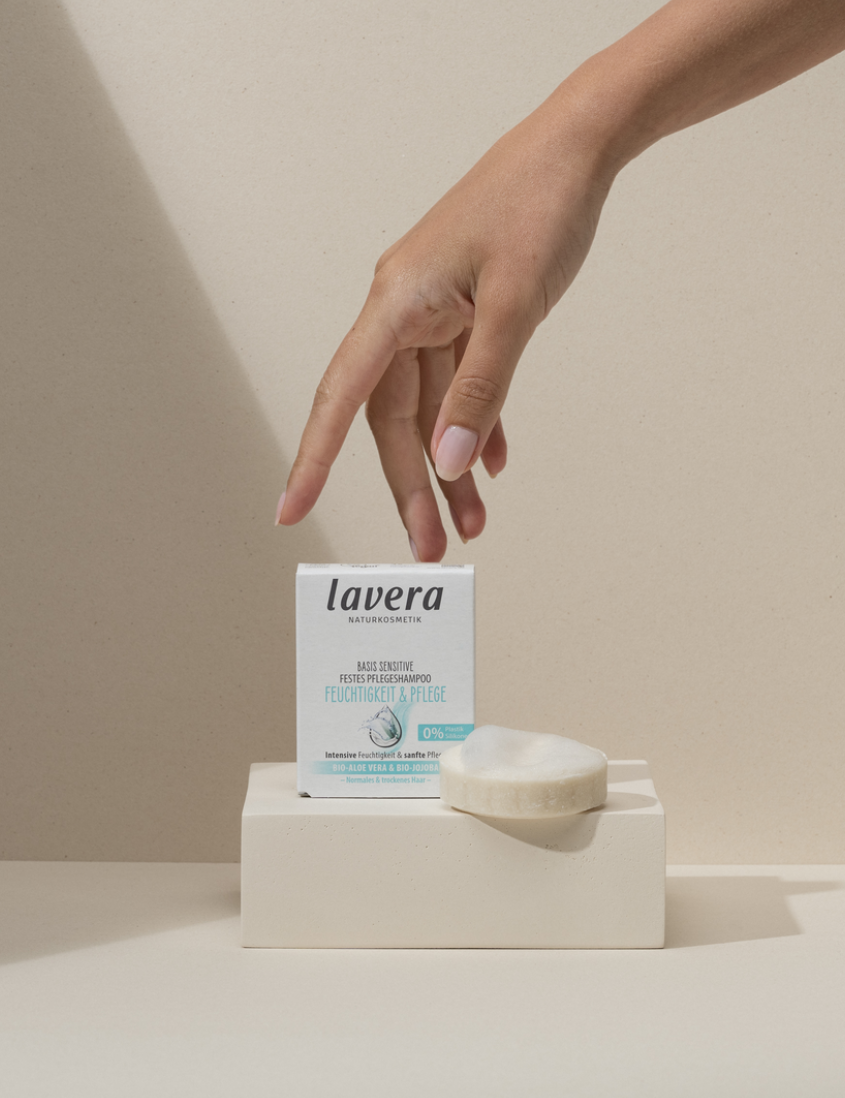 lavera Festes Pflegeshampoo basis sensitive Feuchtigkeit & Pflege in der Anwendung