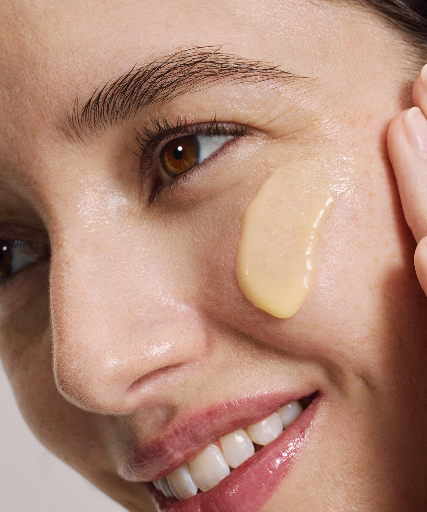 lavera Glow By Nature Vitamin C 3in1 Creme lors de l'application