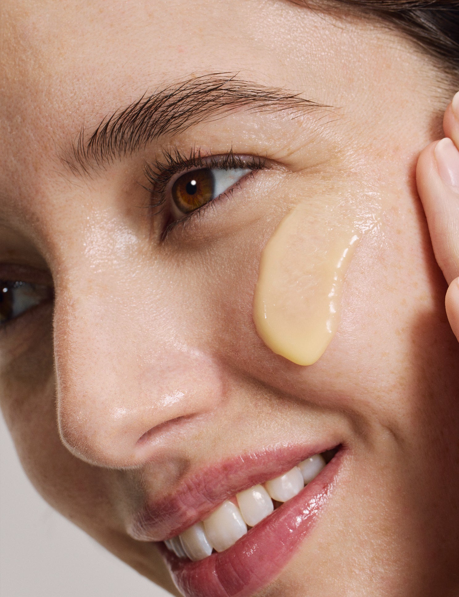 lavera Glow By Nature Vitamin C 3in1 Creme lors de l'application